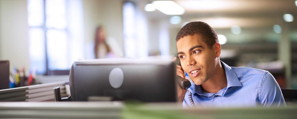 Support advisor at computer